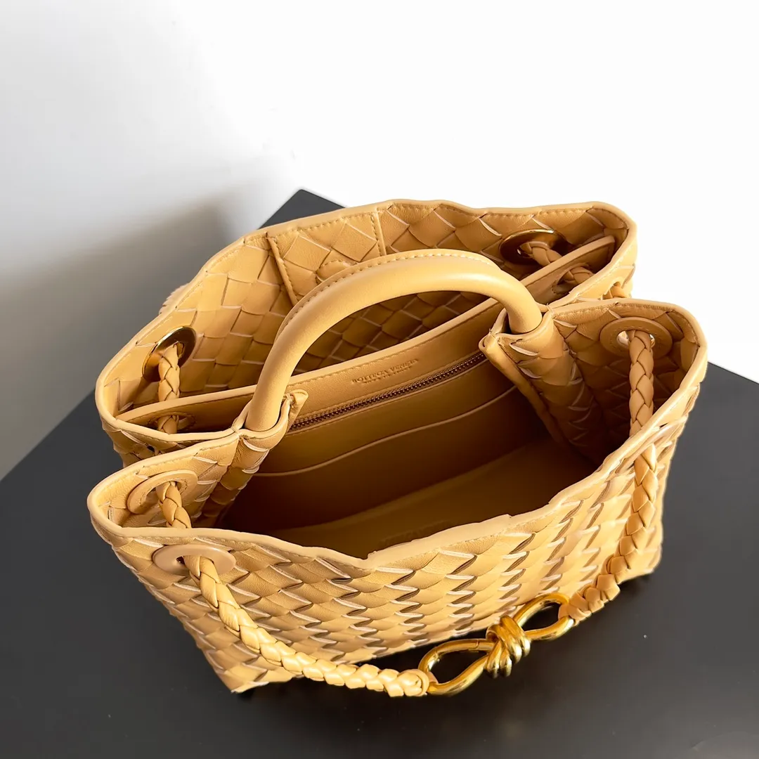 The 2023 new Andiamo batch of 1860 BV has been shipped‼ ️Really popular🔥The new Andiamo woven handbag launched by Bottega Veneta this season is really popular all over the world! ! Celebrities at home and abroad have worn it, and Oscar-winning actress Michelle Yeoh has taken it out on the street. Song Jia, Trai Yara, Yu Feihong, Sanji Ayaka, Rosie Hunting-Whiteley, Yoshioka Riho, etc. have all picked up this bag. It is classic and versatile, showing off its temperament, and the bag capacity is also large, which is very convenient for daily commuting! ! A variety of carrying methods, the shoulder straps can be adjusted by yourself, the original lambskin feels soft and delicate, and the neutral style is made to break gender boundaries and bring a more practical and longer-lasting use experience. Andiamo, which has both elegant and casual styles, perfectly interprets the true appearance of "fashionable old money style". Style number: 743568 Size: 25*22*10.5cm